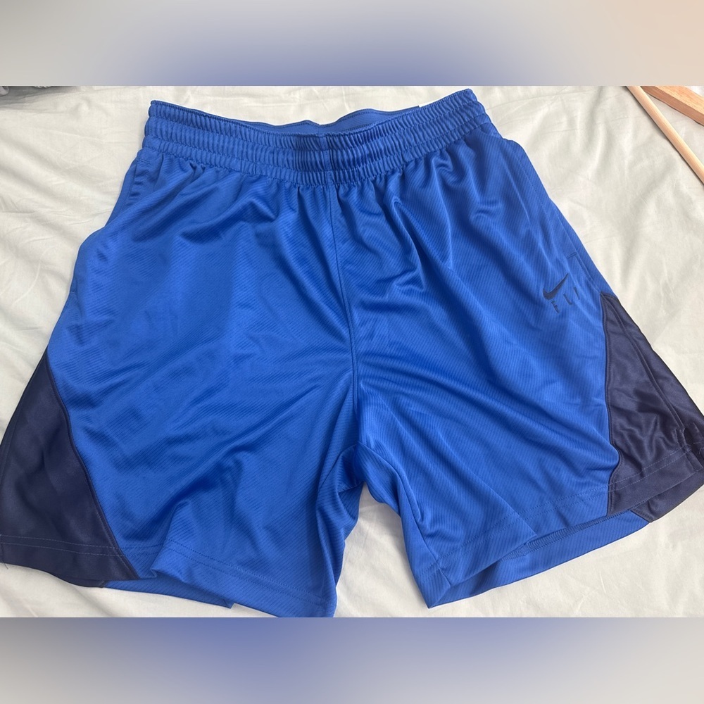 NWT Nike fly women basketball shorts Sz M loose fit in blue
